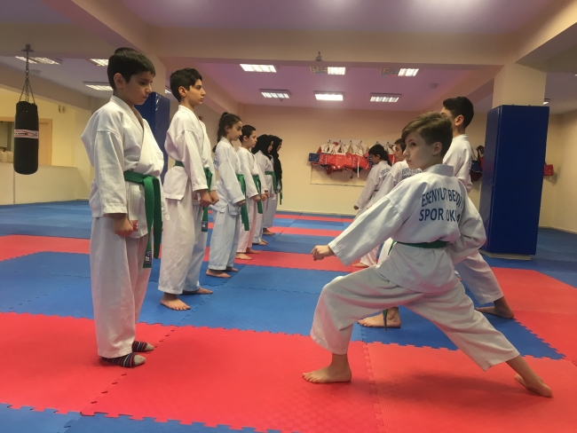 Protez bacağıyla engelleri aşıyor