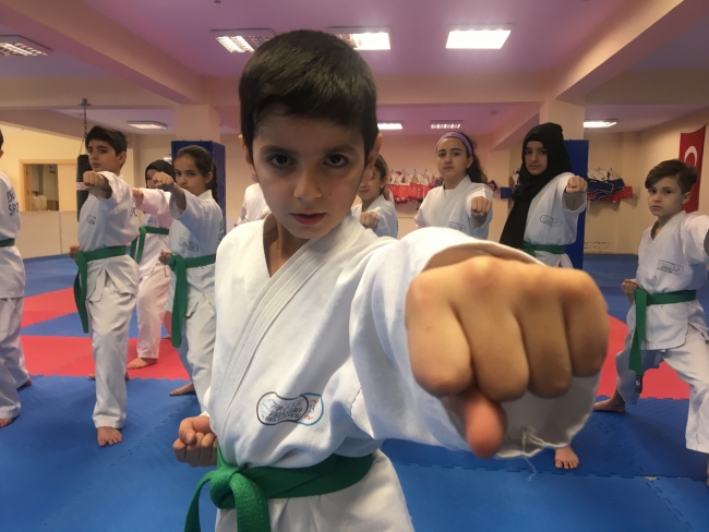 Protez bacağıyla engelleri aşıyor