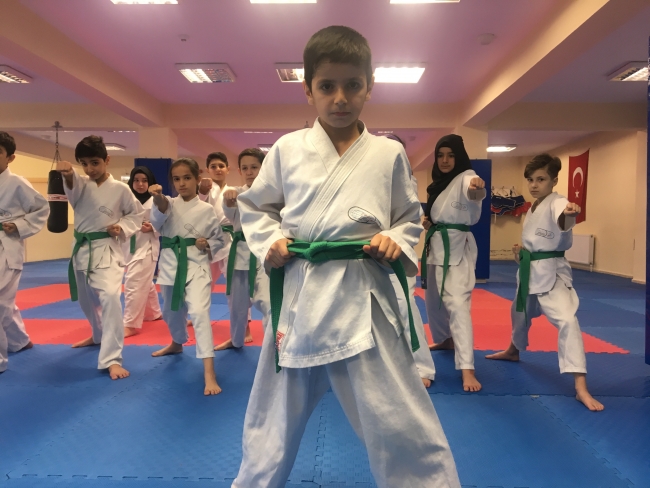 Protez bacağıyla engelleri aşıyor