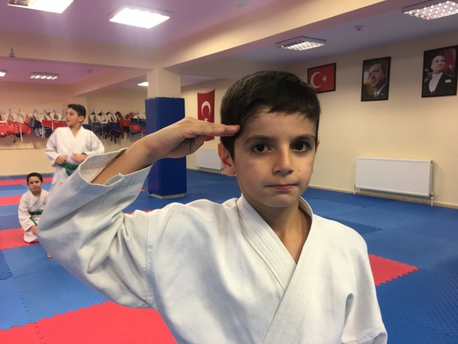 Protez bacağıyla engelleri aşıyor