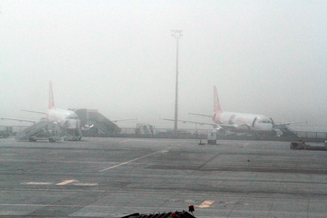 İstanbul'da yoğun sis hava ulaşımını etkiliyor