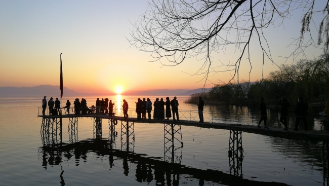 Güneşin suyla kavuştuğu anlar görüntülendi