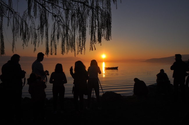 Güneşin suyla kavuştuğu anlar görüntülendi