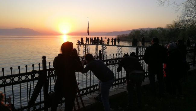 Güneşin suyla kavuştuğu anlar görüntülendi