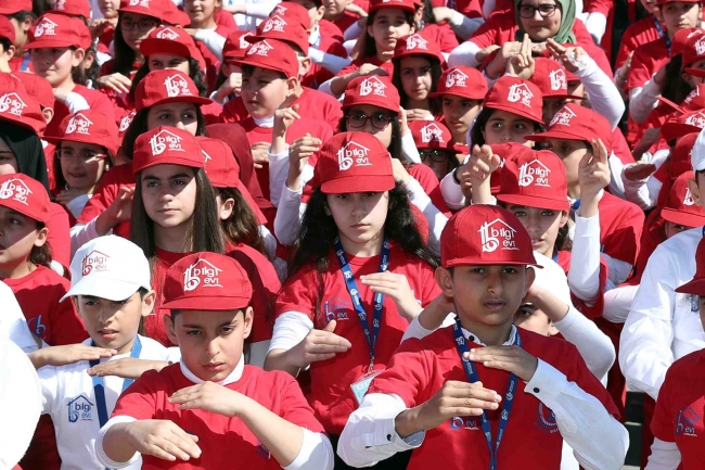 Bin 380 çocuk işaret diliyle İstiklal Marşı’nı okuyarak rekor kırdı