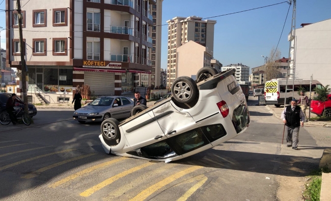 İki otomobil çarpıştı, seyyar satıcı kazadan kıl payı kurtuldu