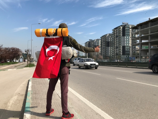 Vatani görevini yapmaya otostopla gitti
