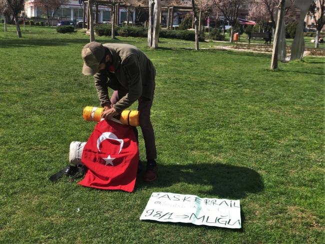 Vatani görevini yapmaya otostopla gitti