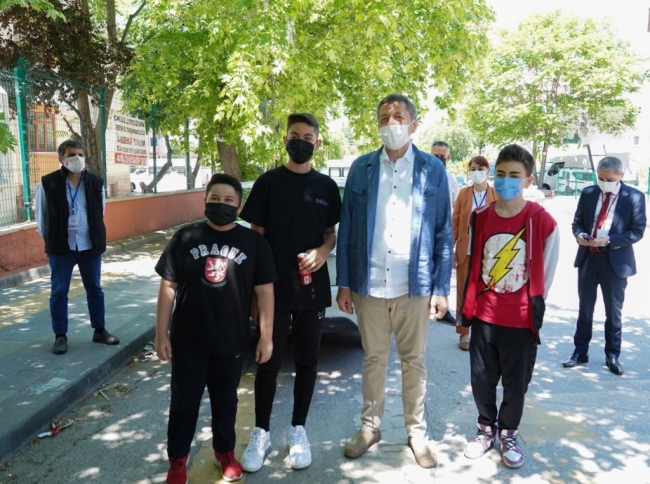 Bakan Selçuk, LGS çıkışında öğrenciler ve velilerle bir araya geldi