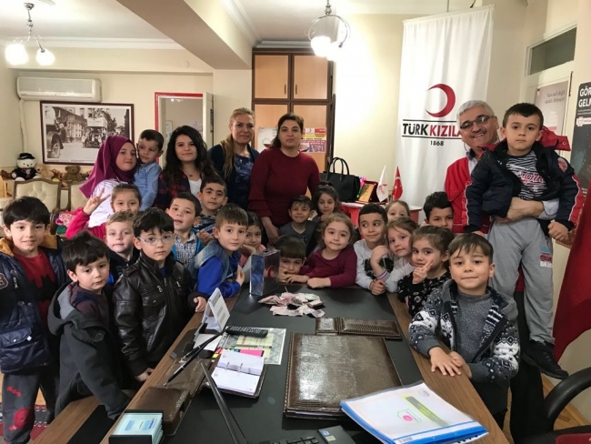 Minik yüreklerden Kızılay’a duygulandıran destek