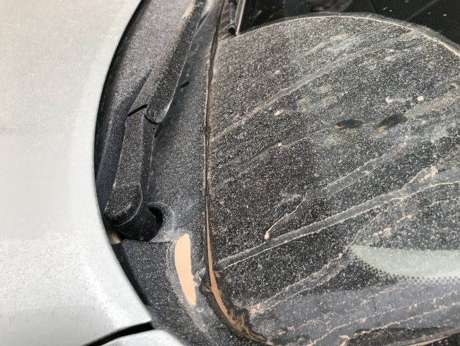 Gökyüzünden toz yağdı, araçların üstü çamurla kaplandı