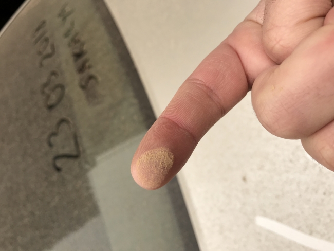 Gökyüzünden toz yağdı, araçların üstü çamurla kaplandı