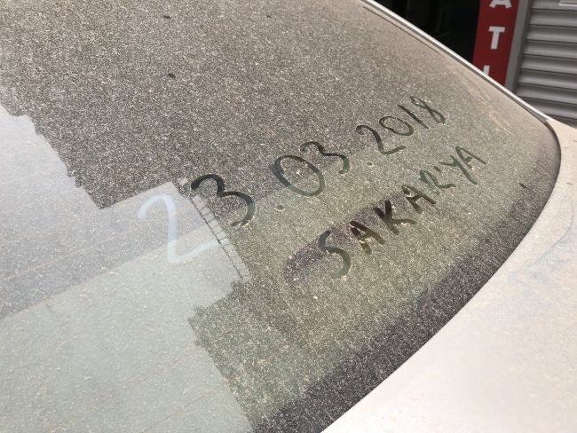 Gökyüzünden toz yağdı, araçların üstü çamurla kaplandı