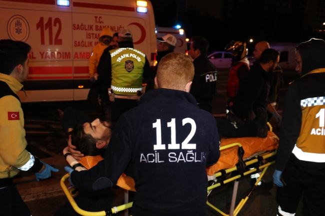 İstanbul'da otomobil bariyerlere çarptı: 3 yaralı