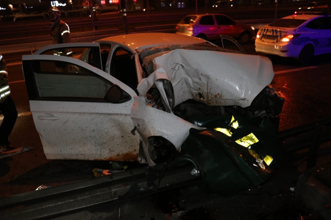 İstanbul'da otomobil bariyerlere çarptı: 3 yaralı