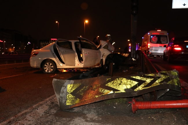 İstanbul'da otomobil bariyerlere çarptı: 3 yaralı
