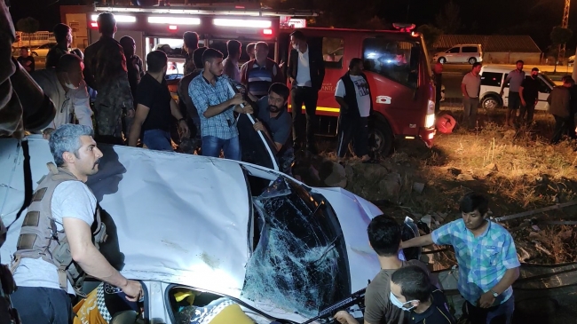 Takla atan araç eve çarparak durabildi: 1 ölü, 1 yaralı