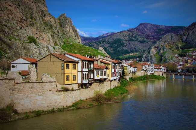 200 yıllık konaklar 2 bin yıllık surların üstünde sıralanıyor