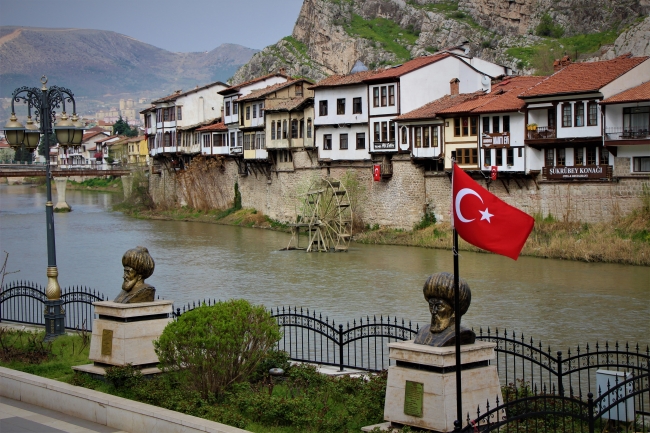 200 yıllık konaklar 2 bin yıllık surların üstünde sıralanıyor