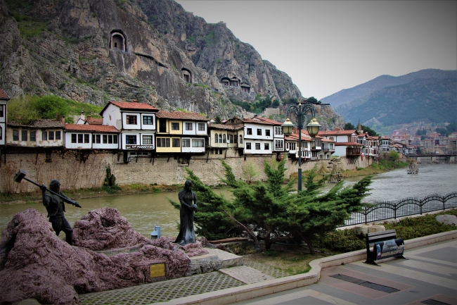 200 yıllık konaklar 2 bin yıllık surların üstünde sıralanıyor