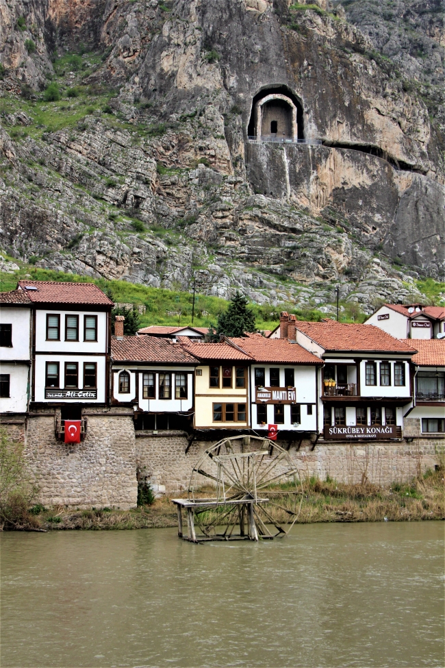 200 yıllık konaklar 2 bin yıllık surların üstünde sıralanıyor