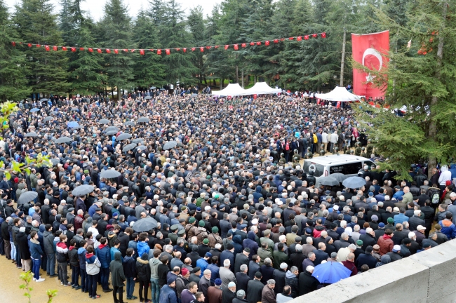 Şehit Necmettin Yiğit'i binlerce insan son yolculuğuna uğurladı