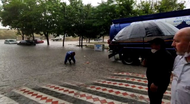 İstanbul'da araçlar mahsur kaldı, evleri su bastı