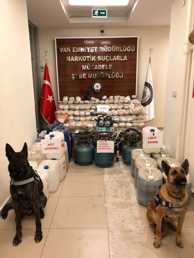 Van polisinden uyuşturucu imalathanesine baskın