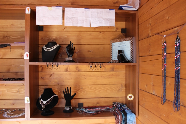 Boncuk işleyerek kazancını Mehmetçiğe gönderdi