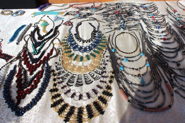 Boncuk işleyerek kazancını Mehmetçiğe gönderdi