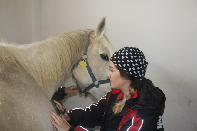 16 kadın, korktukları atların seyisi oldu