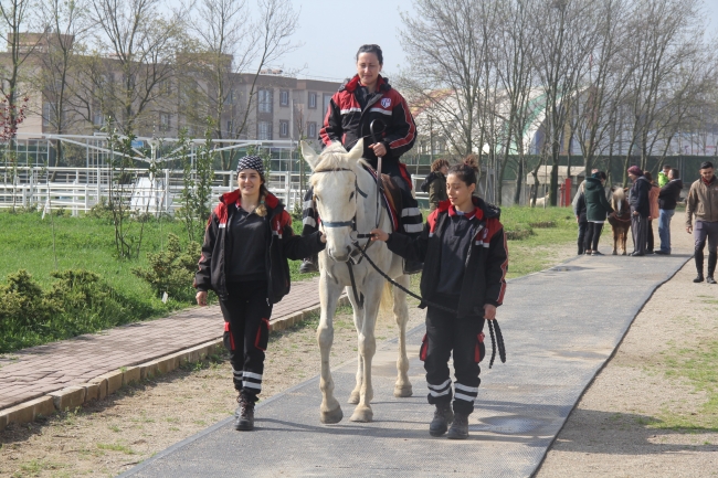 16 kadın, korktukları atların seyisi oldu