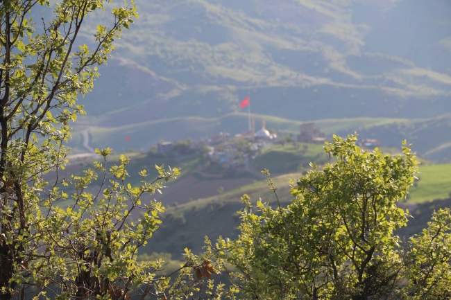Teröristlerden temizlenen dağlarda dev Türk bayrağı dalgalanıyor