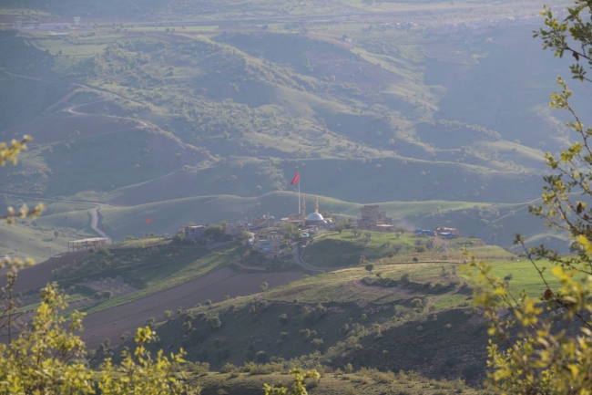Teröristlerden temizlenen dağlarda dev Türk bayrağı dalgalanıyor