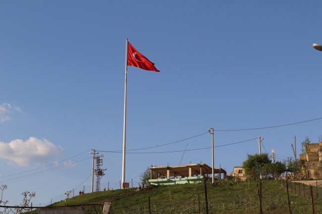 Teröristlerden temizlenen dağlarda dev Türk bayrağı dalgalanıyor
