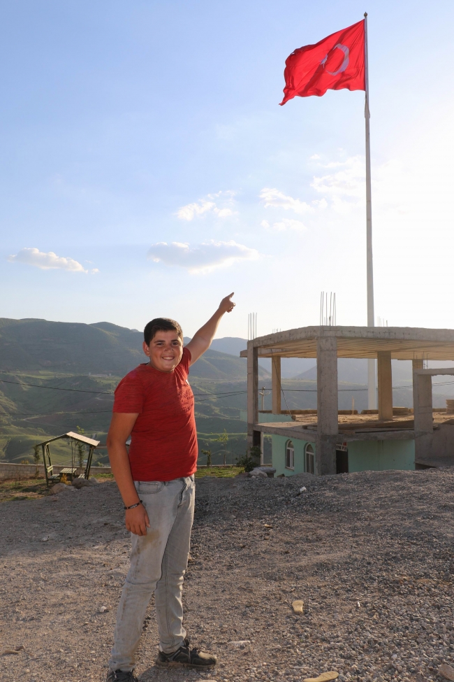 Teröristlerden temizlenen dağlarda dev Türk bayrağı dalgalanıyor