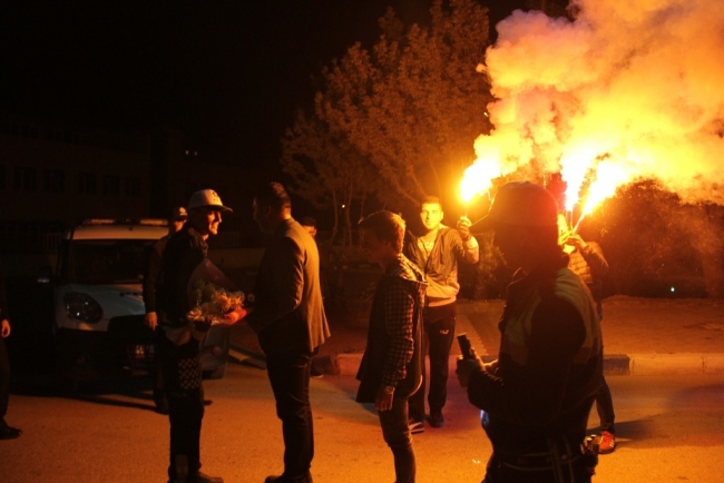 Manisa'da kavga ihbarına giden polislere sürpriz kutlama