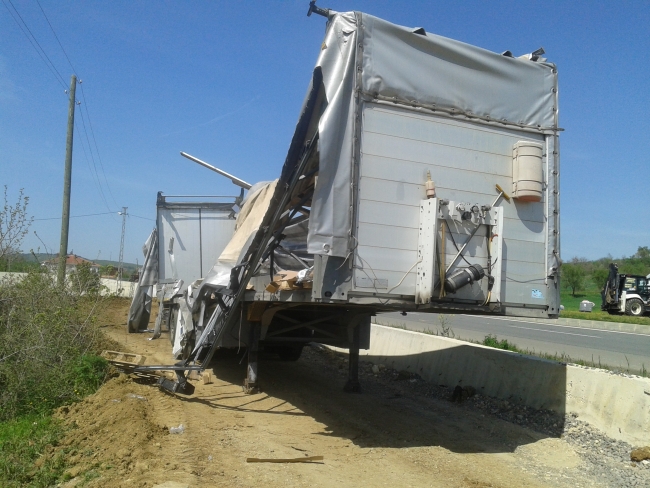 Tır devrildi, tonlarca malzeme yola saçıldı
