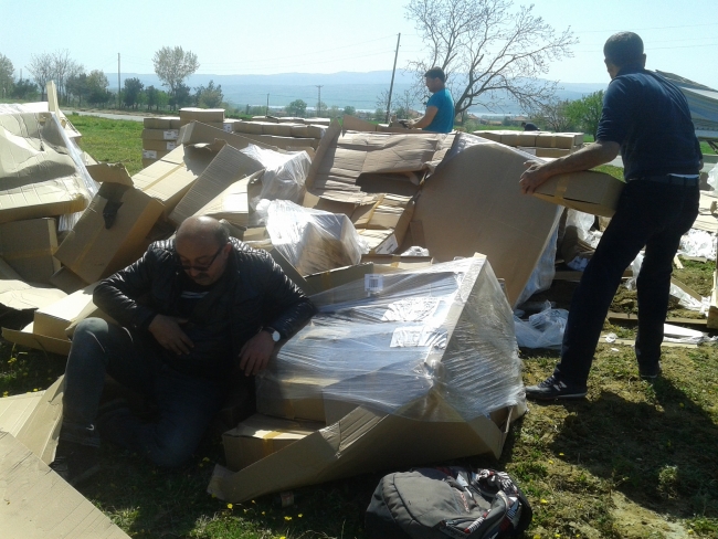 Tır devrildi, tonlarca malzeme yola saçıldı