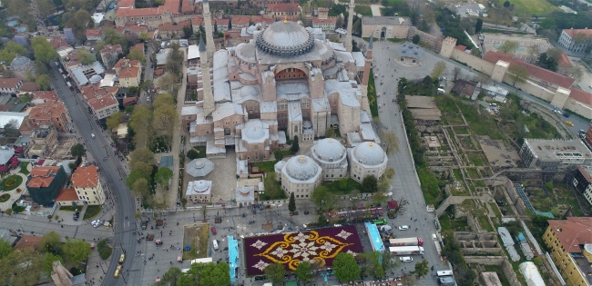 Dünyanın en büyük lale halısı havadan görüntülendi