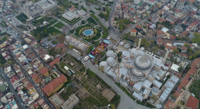 Dünyanın en büyük lale halısı havadan görüntülendi