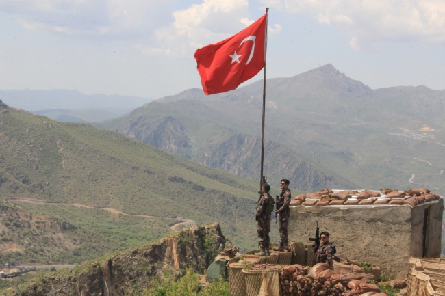 Özel Harekat polisleri Hakkari'de teröristlere geçit vermiyor