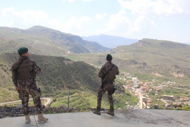 Özel Harekat polisleri Hakkari'de teröristlere geçit vermiyor