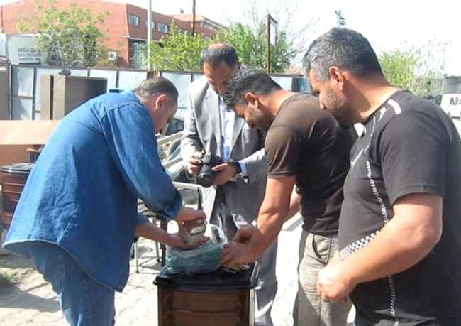 Hurda olarak satın aldığı sobadan bir poşet altın çıktı, sahibine iade etti
