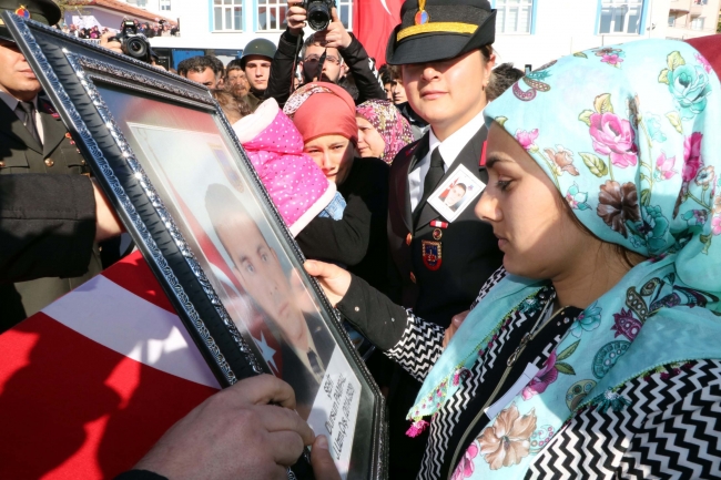Şehit Uzman Çavuş Ahmet Baş ile Dursun Pampa'ı binler son yolculuğuna uğurladı