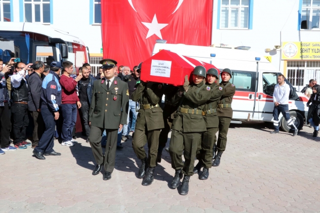 Şehit Uzman Çavuş Ahmet Baş ile Dursun Pampa'ı binler son yolculuğuna uğurladı