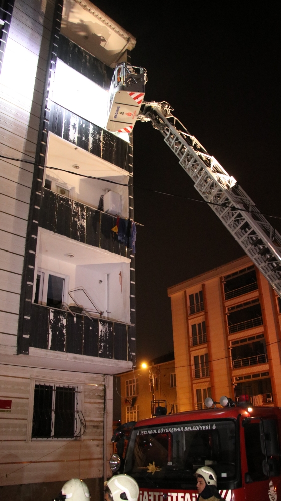 Esenyurt'ta yangın paniği: 12 kişi mahsur kaldı