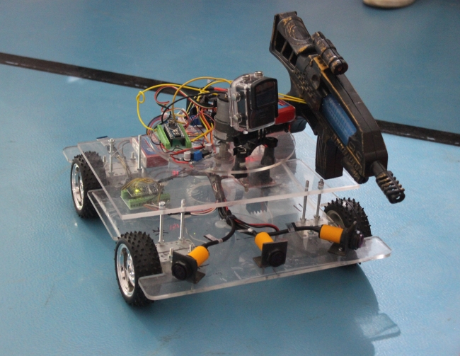 Liseli öğrenciler savaş robotu üretti