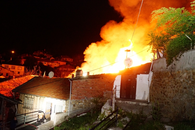Kastamonu'da biri şehit ailesine ait olmak üzere 4 ev yandı