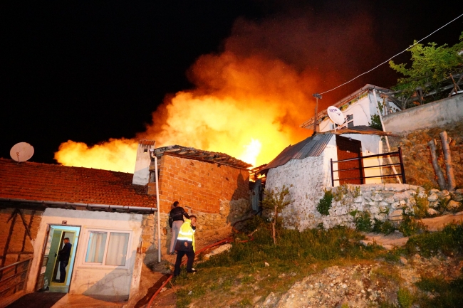 Kastamonu'da biri şehit ailesine ait olmak üzere 4 ev yandı